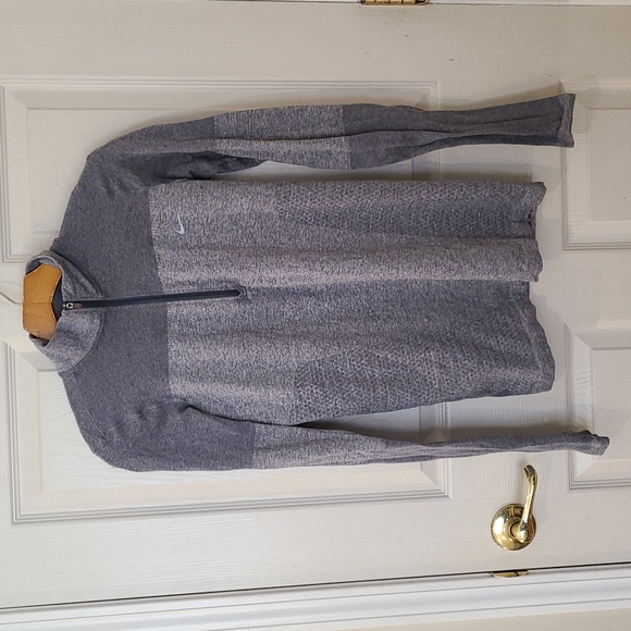 Nike Tops - NIKE GRAY SWEATSHIRT WITH THUMB HOLES